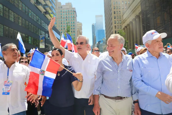 ¡Épico! Luis Abinader se coloca en frente del desfile dominicano en Nueva York y lo ovacionan en grande