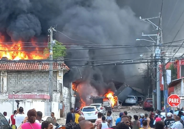 Explota panadería en San Cristóbal; varias personas muertas y decenas de heridos