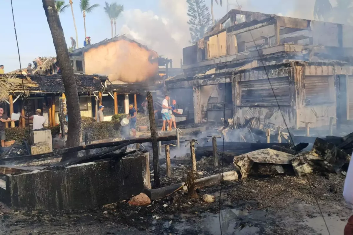 Incendio en las Terrenas afecta al menos diez locales; autoridades controlan situación
