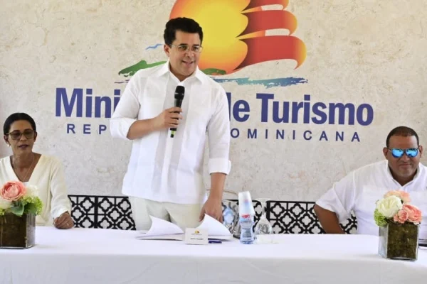 Ministro de Turismo anuncia lanzamiento de la reconstrucción vial en Bayahibe