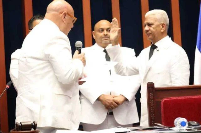Juramentan a Ricardo de los Santos como presidente del Senado