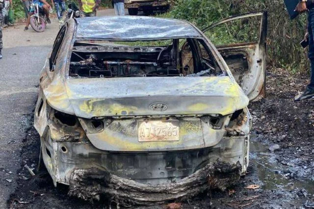Encuentran dos cadáveres calcinados en el interior de un carro en Loma Miranda