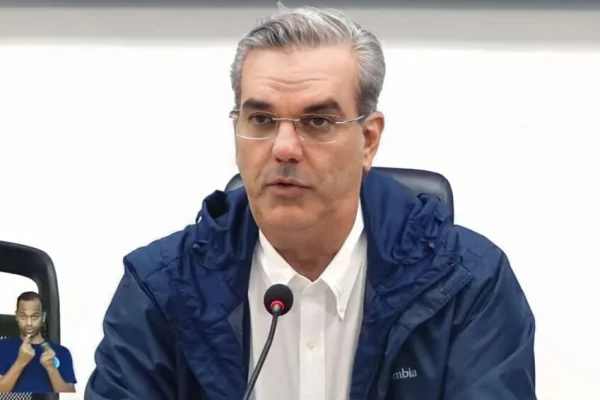 Abinader asegura Gobierno atenderá comunidades impactadas por tormenta Franklin; llama reactivar comercio y abrir escuelas