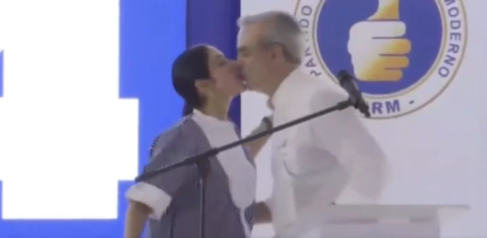 iAmor del bueno! Raquel Arbaje sorprende con beso al presidente Abinader durante discurso