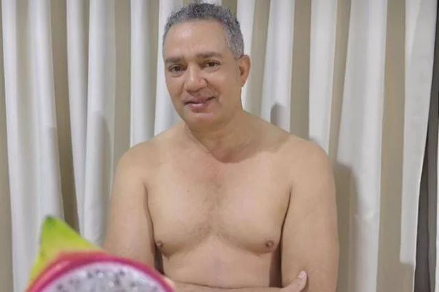 Frank Reyes posa semidesnudo tapado con una pitahaya