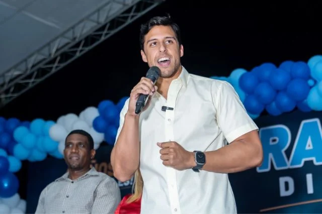 Raymond Rodríguez entrega útiles escolares a miles de niños en varios barrios del DN