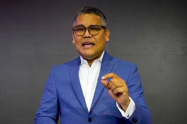 Carlos Peña genera polémica por romper bandera LGBT durante acto político