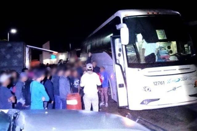 Agentes hallan 178 migrantes en autobús de pasajeros, entre ellos un dominicano, en Veracruz