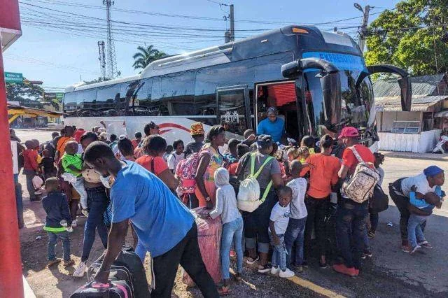Partida masiva de haitianos hacia Haití en medio de tensiones fronterizas