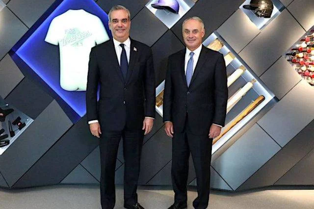 Abinader se reúne con Comisionado MLB; refuerzan compromiso de apoyo al béisbol en RD