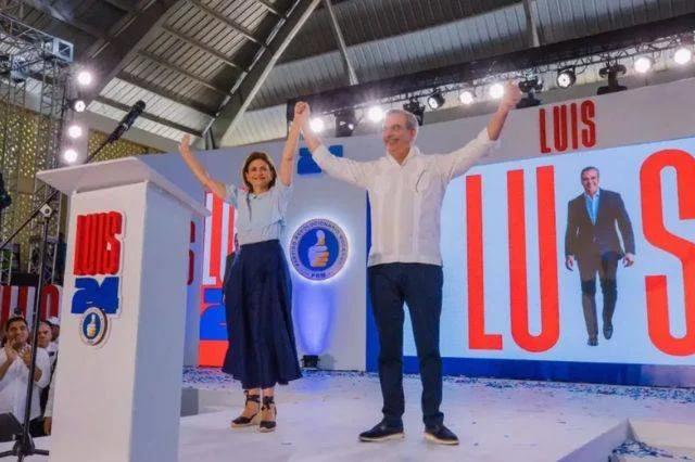 Aumento salarial para policías y más beneficiarios en el Programa Supérate, anuncia Abinader