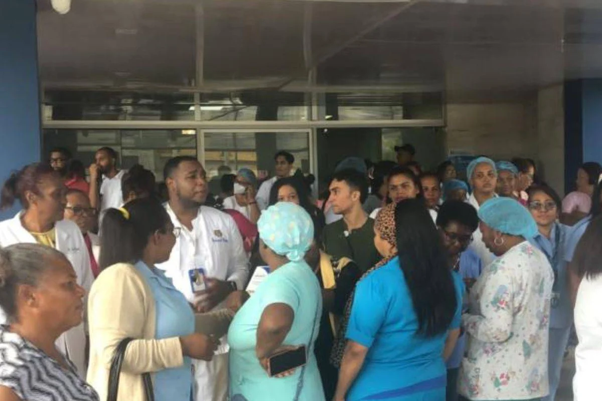 Personal de salud protesta en la Maternidad de Los Mina en contra de presunta privatización