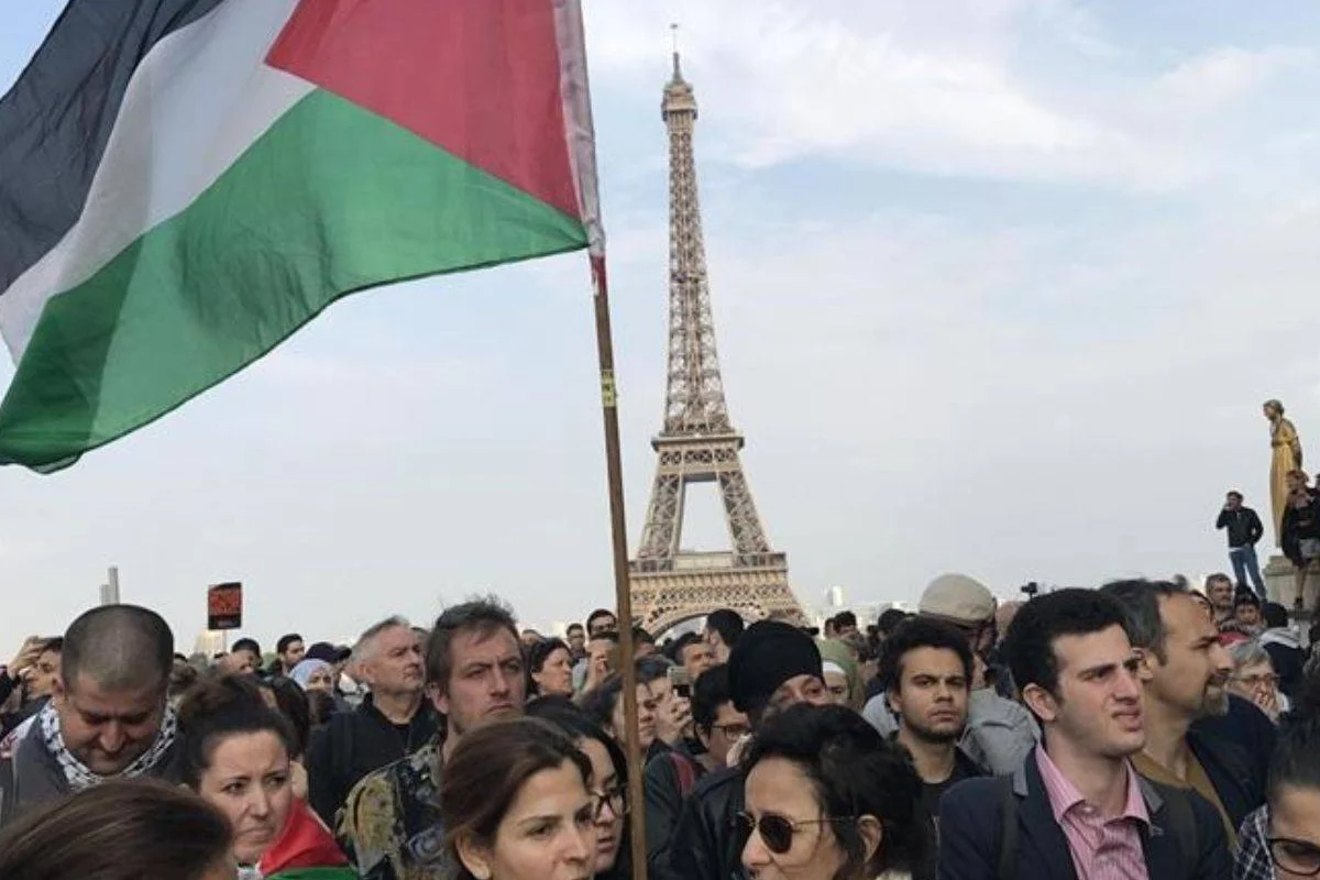 Miles de personas manifiestan su apoyo de Palestina en el centro de París