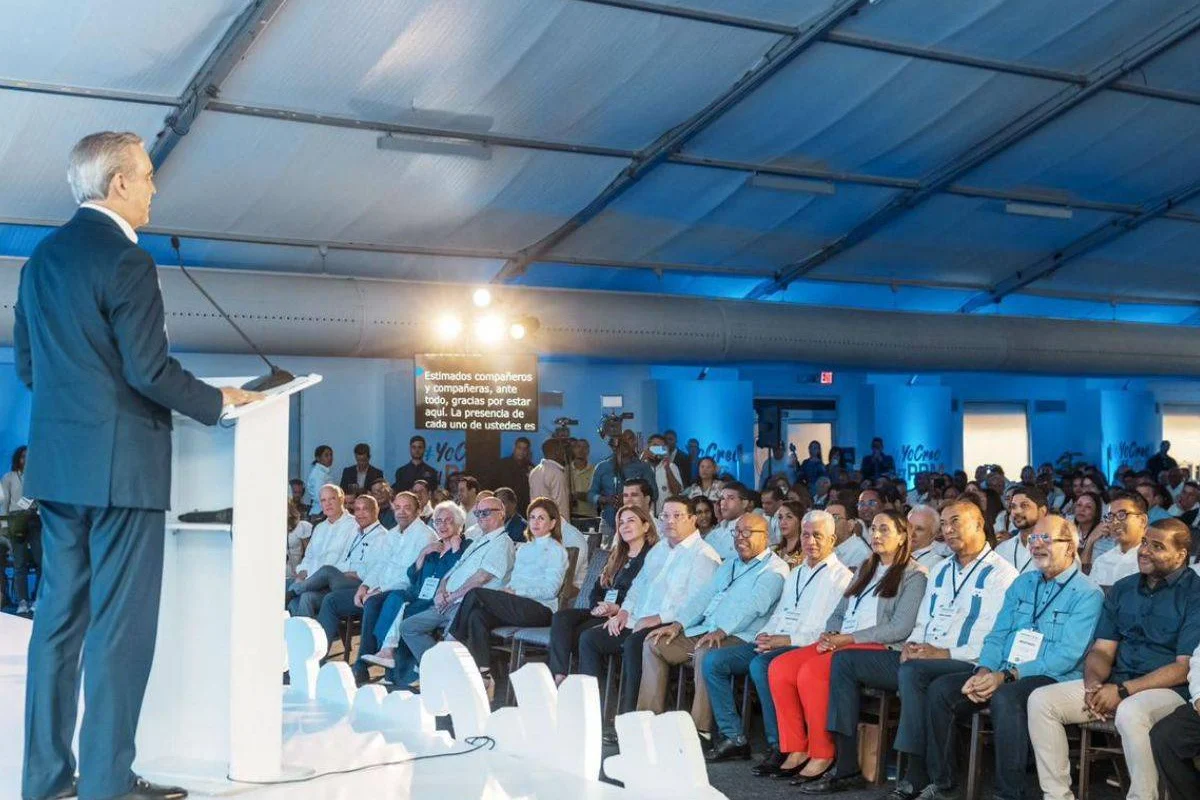Luis Abinader exhorta a candidatos del PRM a dar el ejemplo con la transparencia