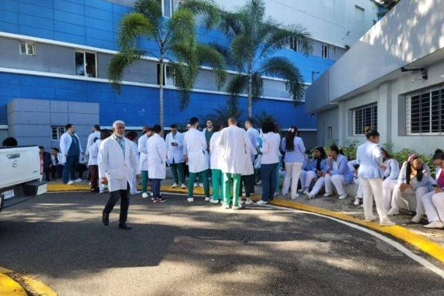Médicos inician paro de servicios en el Hospital Moscoso Puello