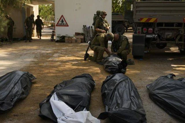 Israel denuncia militantes de Hamas habrían matado a sangre fría unos 40 bebés