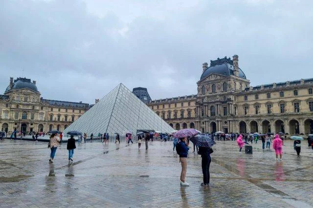 Evacuan Museo El Louvre por temor a atentado terrorista