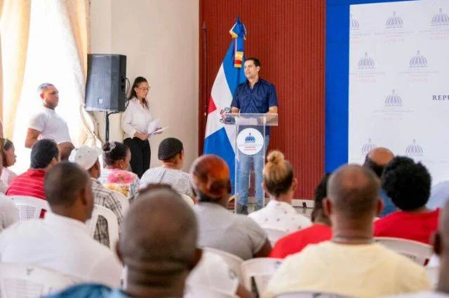Gobierno entrega bonos de emergencia a comerciantes de Elías Piña