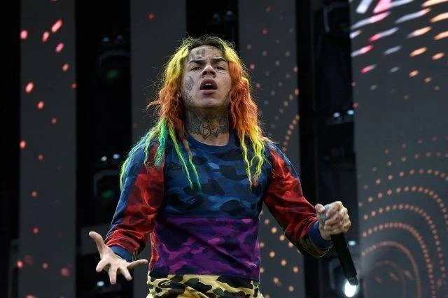 Tekashi se entrega a las autoridades, es arrestado y llevado a La Vega