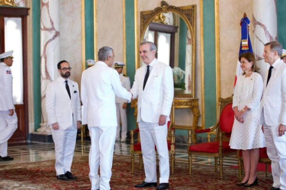 Abinader recibe cartas credenciales de seis nuevos embajadores