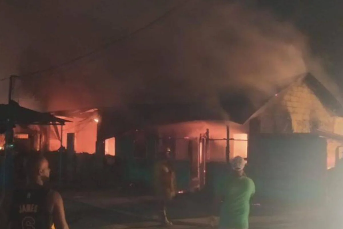 Policía investiga incendio consumió cinco viviendas en Montecristi