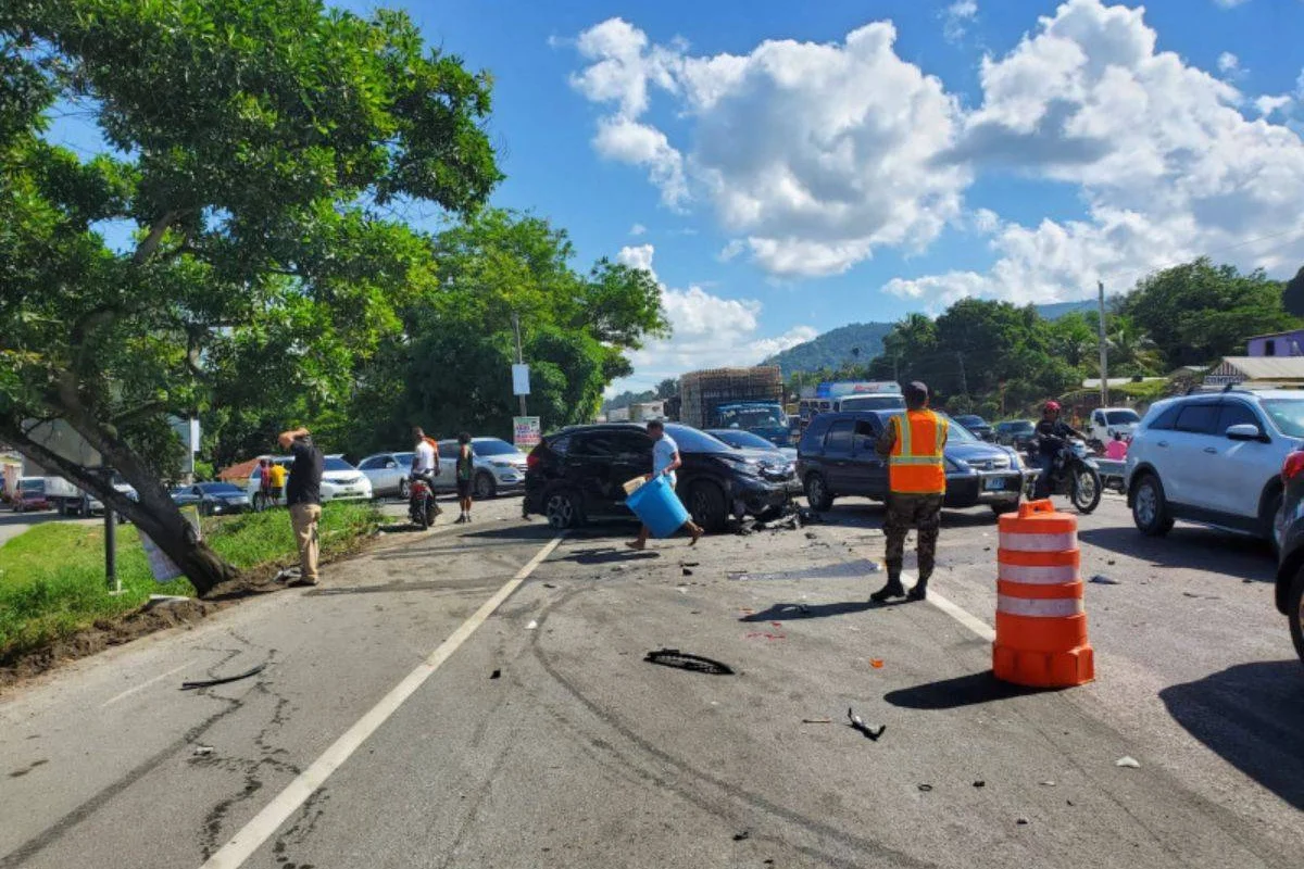 Accidente múltiple en la autopista Duarte deja 14 personas afectadas