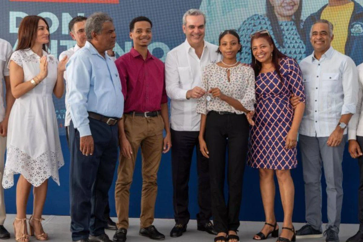 Abinader entrega 400 apartamentos en San Cristóbal