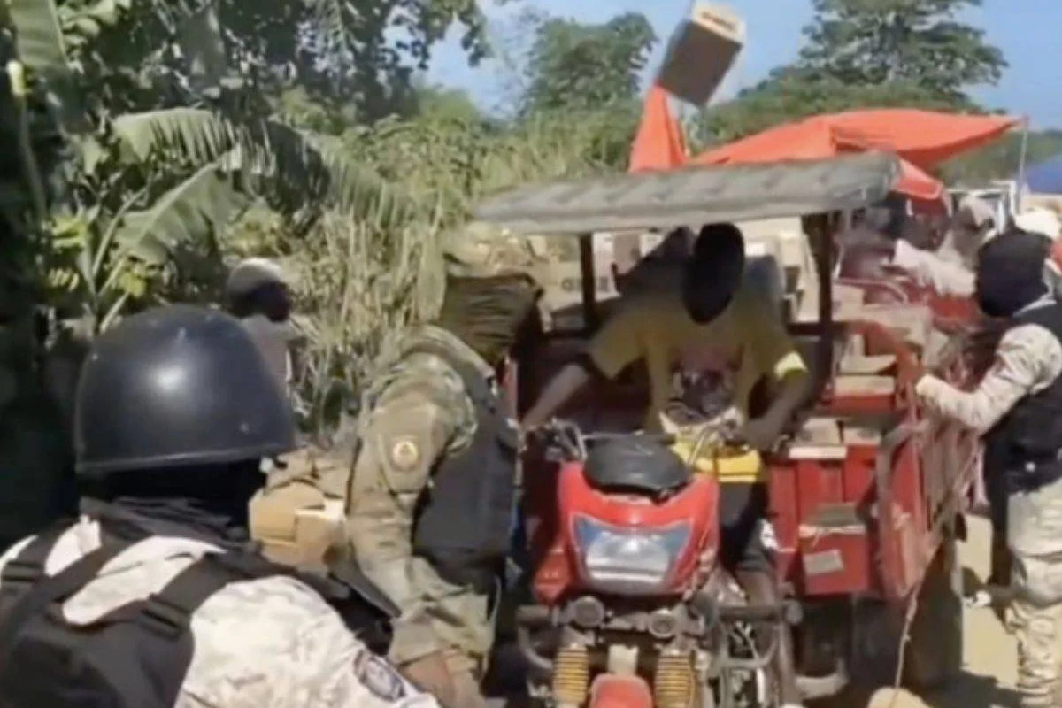 Policías haitianos entran al país e incautan mercancías