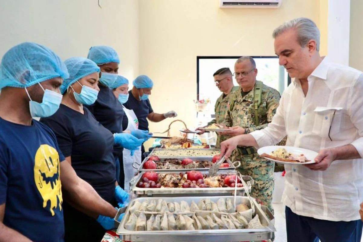 Abinader almuerza con comunitarios en Barahona y con miembros 5ta Brigada de Infantería del ERD