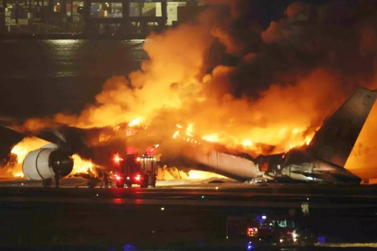Al menos cinco muertos tras el choque de dos aviones en el aeropuerto de Tokio
