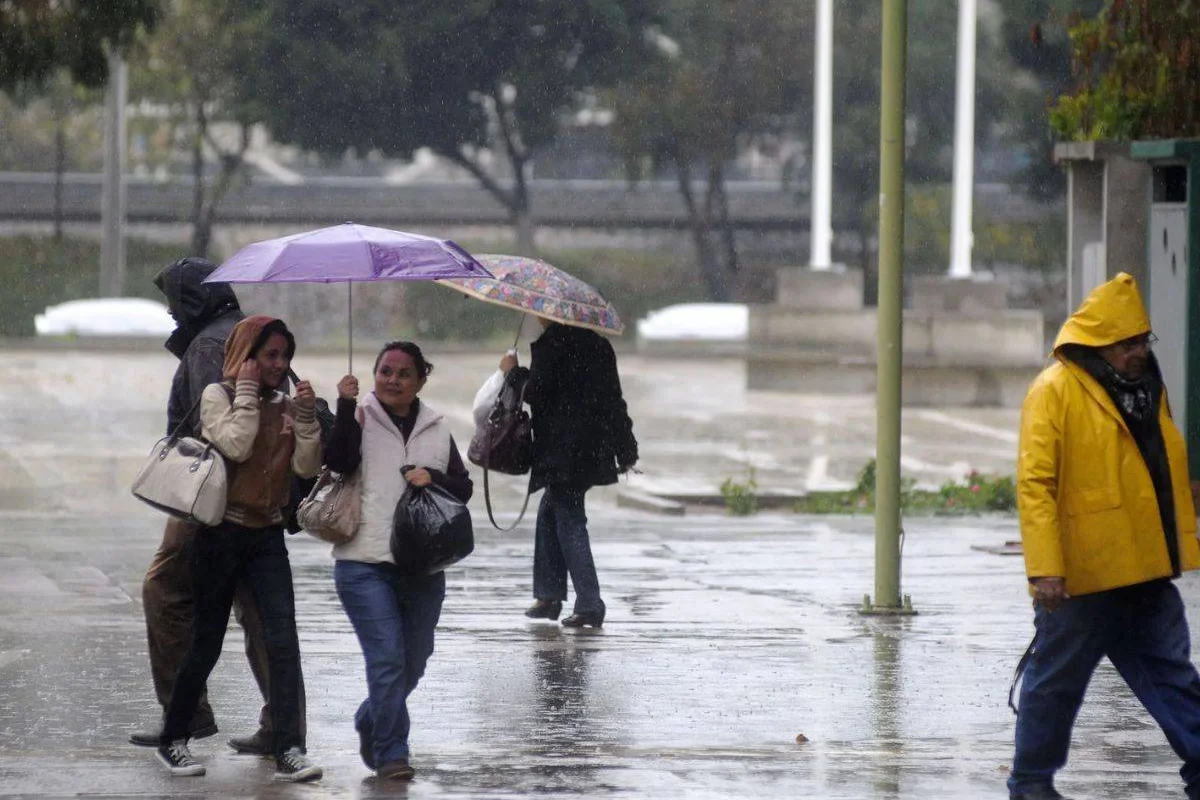 ¡Sombrilla en mano! Vaguada generará lluvias este miércoles
