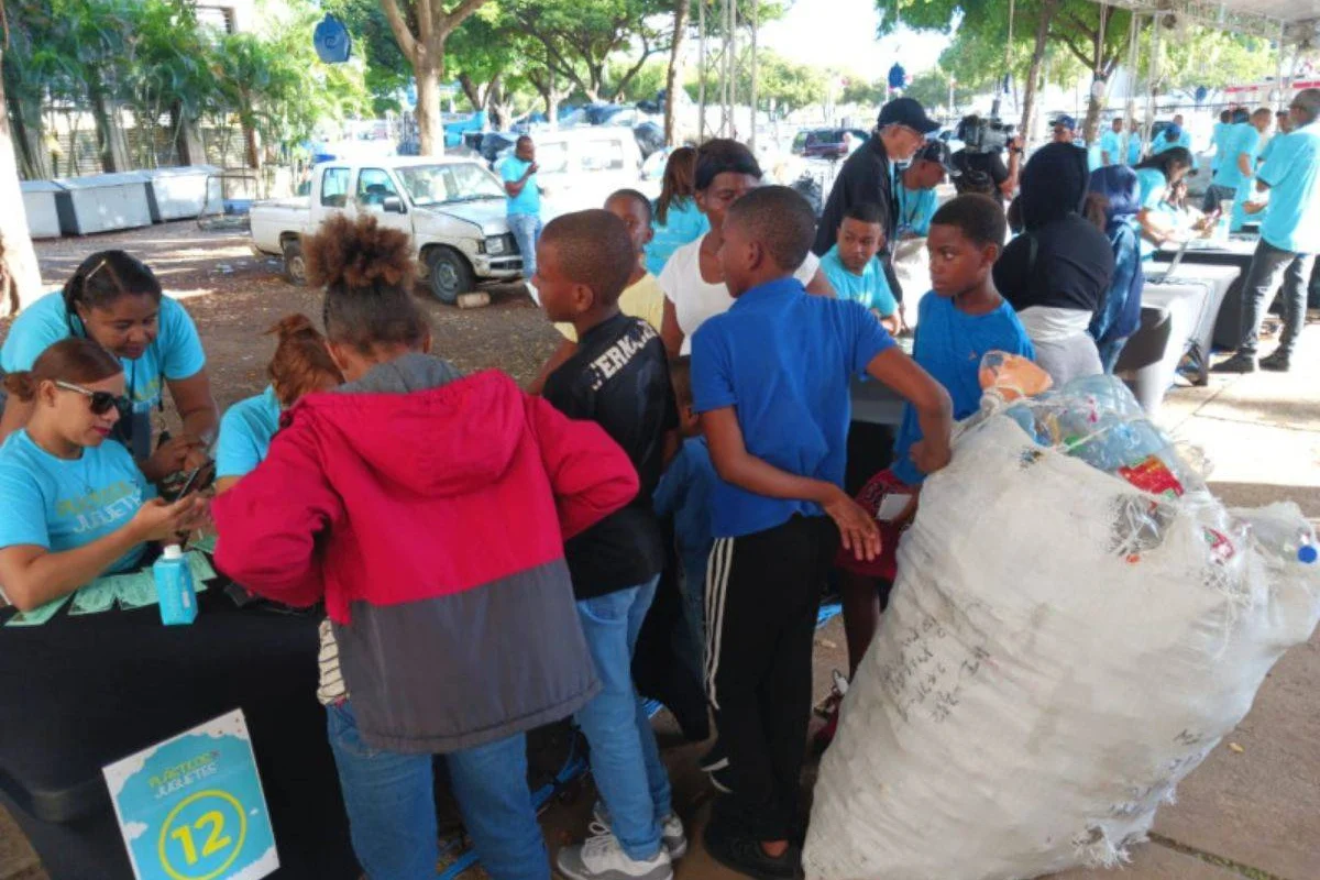 Cientos de niños intercambian plásticos por juguetes este Día de Reyes