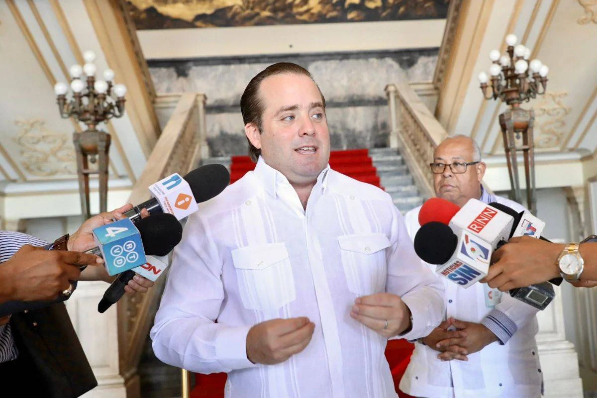 Paliza toma licencia como ministro para dedicarse a la campaña del PRM