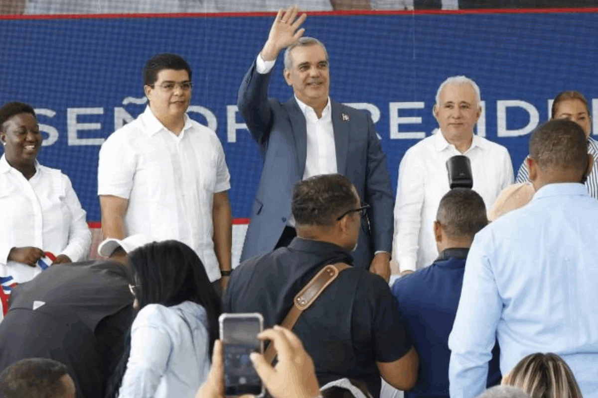 Abinader inauguró obras de saneamiento en SDE en beneficio de más de 15,000 personas