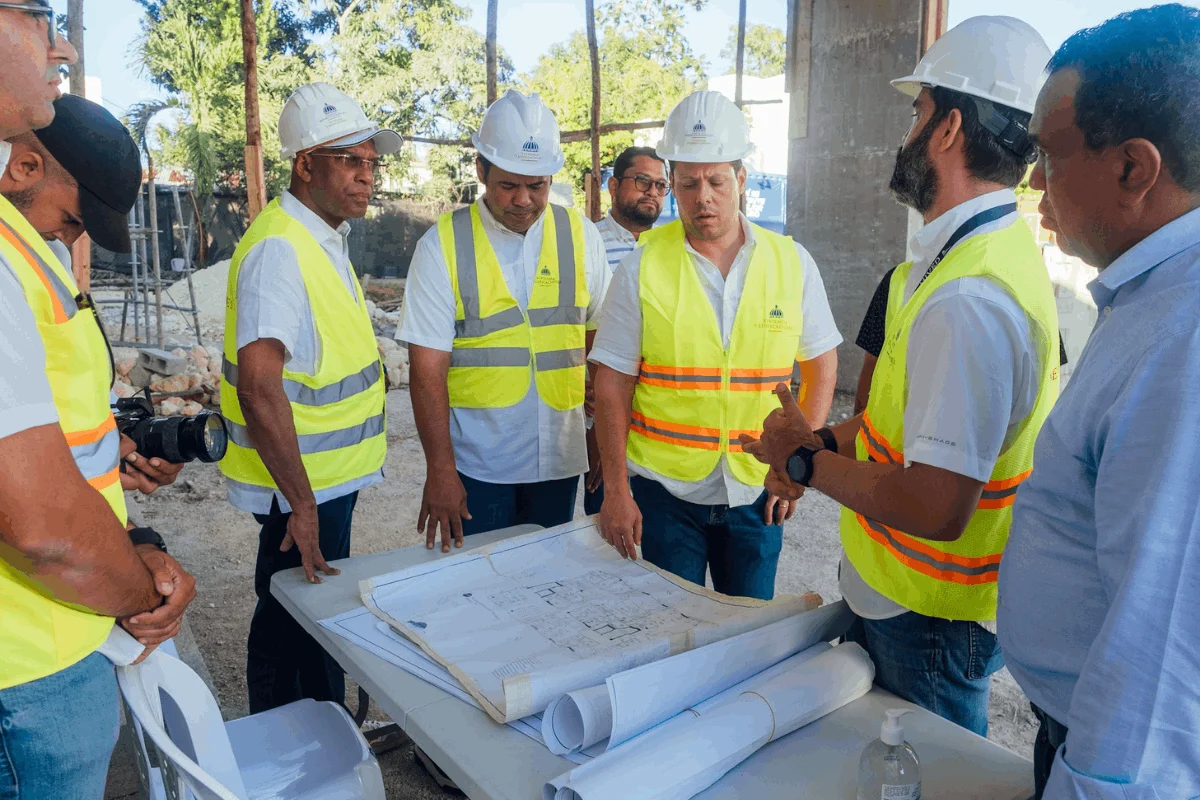 Ministro Carlos Bonilla supervisa avances en construcción de Unidad Traumatológica de Higüey