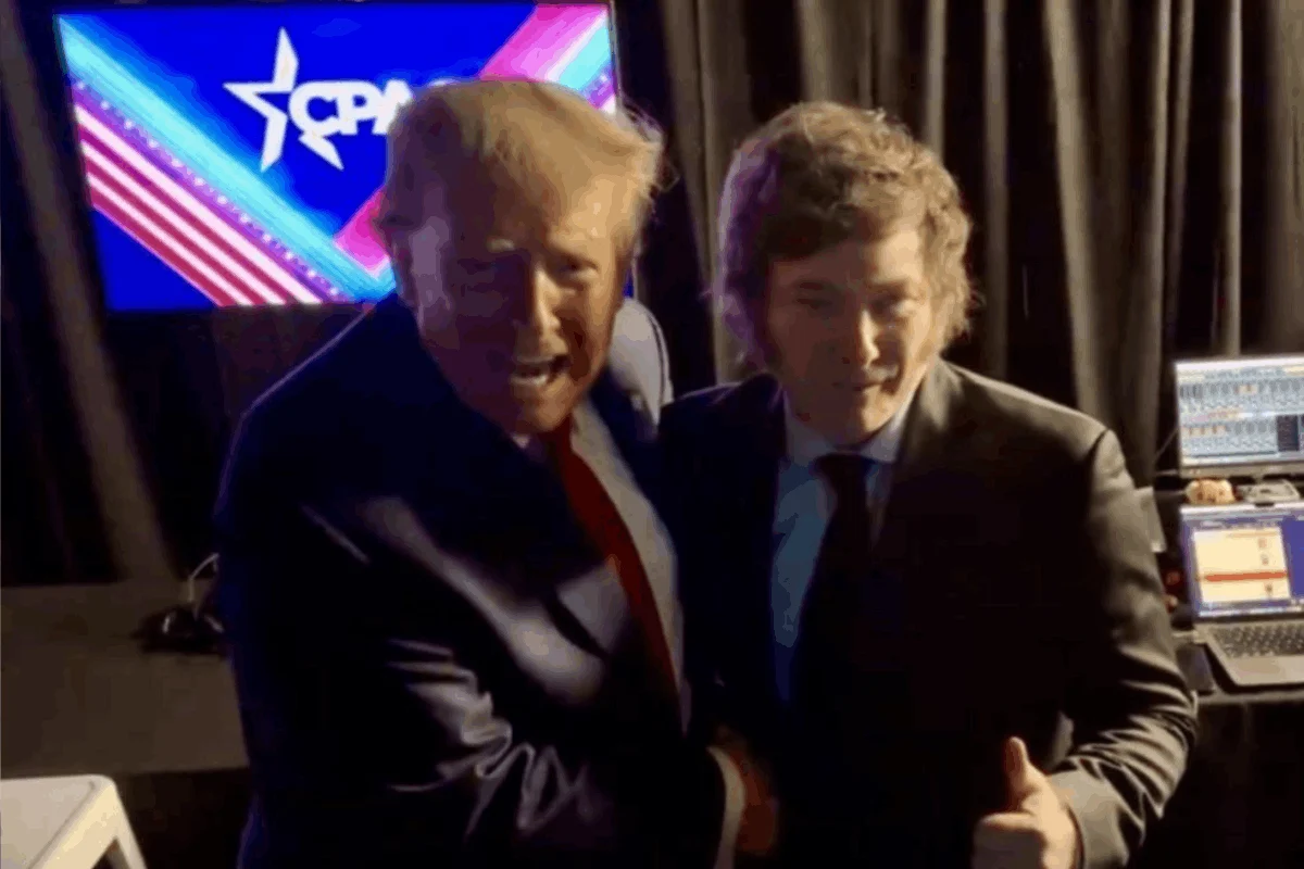 Donald Trump y Javier Milei comparten un abrazo amigable en Washington D.C.
