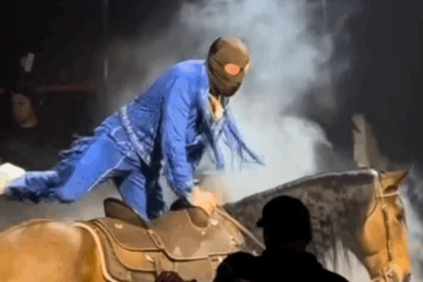 Bad Bunny es criticado por utilizar un caballo durante su presentación