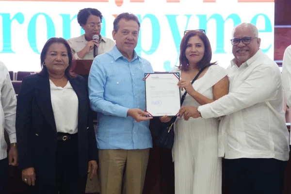 Gobierno entrega RD$95 Millones en préstamos a emprendedores de Los Alcarrizos