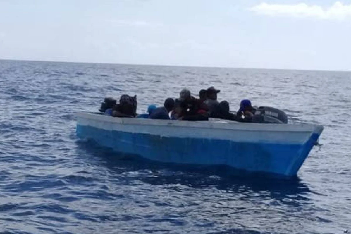 Armada Dominicana rescata 34 en una yola a la deriva rumbo a PR