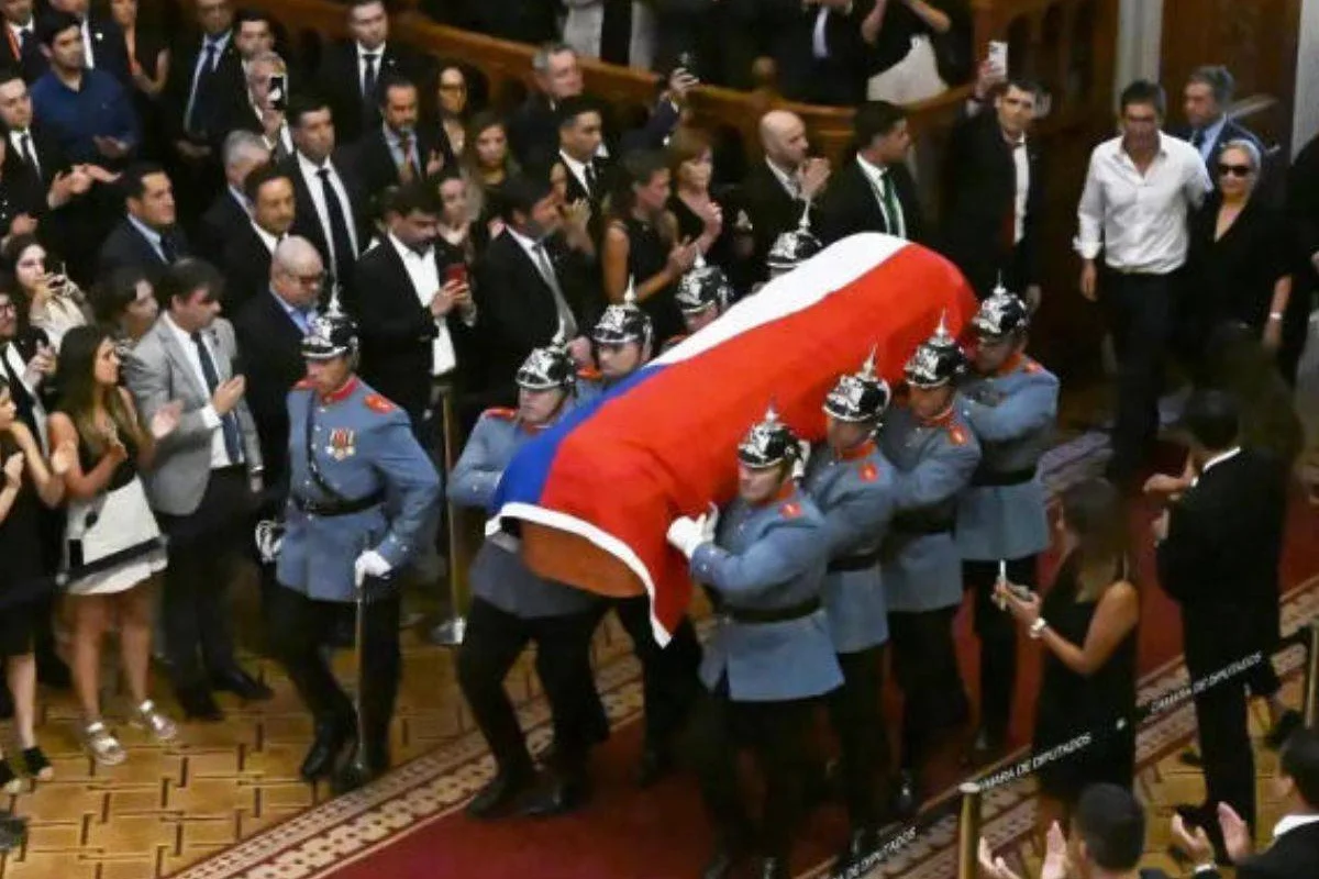 Cuerpo de Piñera recibe los honores de Estado en un Chile en duelo  