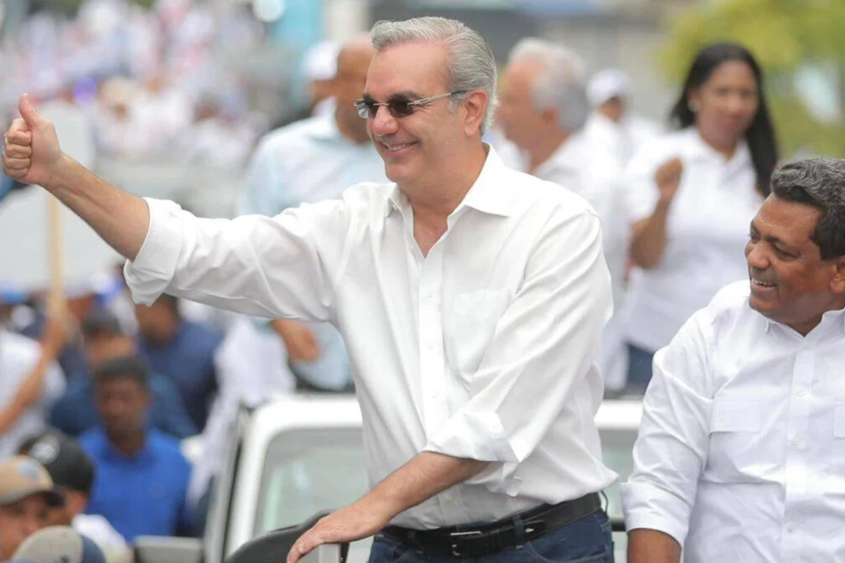Abinader en la calle mostrando apoyo a los candidatos municipales