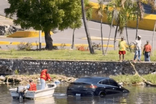 Vehículo cae en aguas del río Ozama desde Puente Flotante