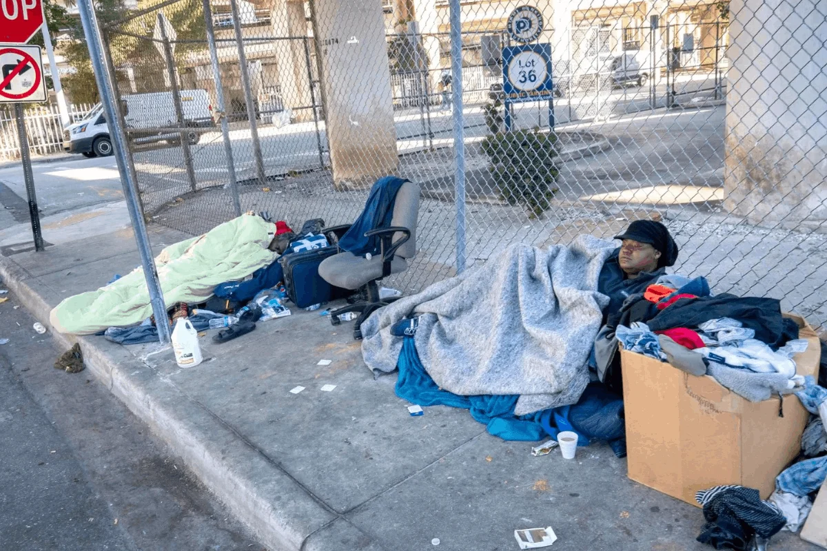 Nueva ley en Florida prohíbe dormir en espacios públicos a personas sin hogar