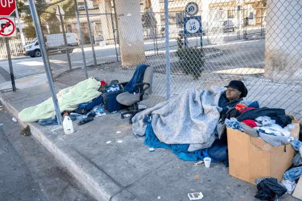 Nueva ley en Florida prohíbe dormir en espacios públicos a personas sin hogar