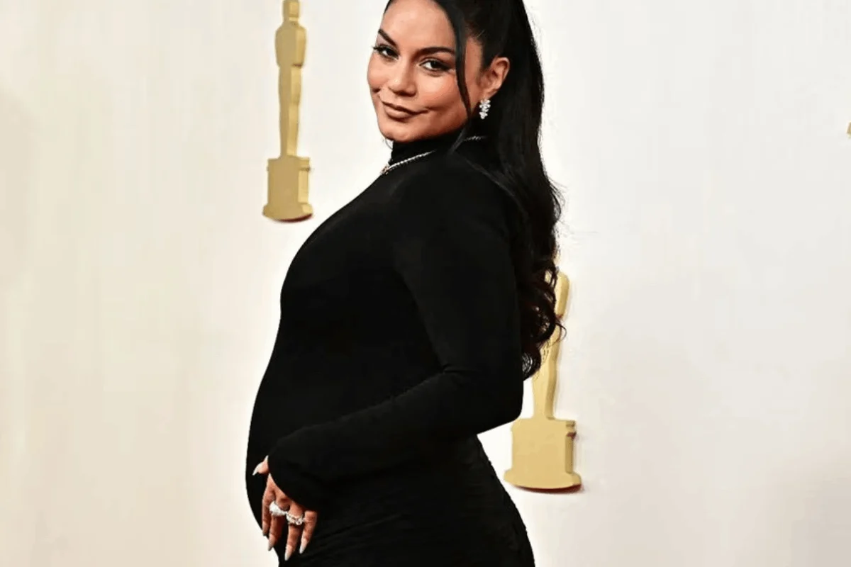 Vanessa Hudgens exhibe su embarazo con estilo en la gala de los Oscar