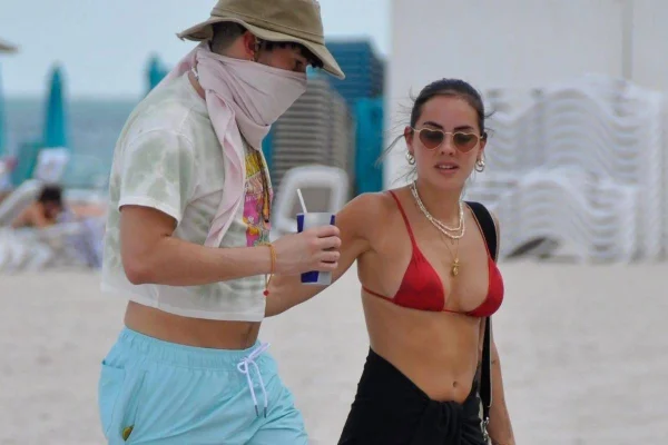 ¿Volvieron? Bad Bunny es captada junto a su ex Gabriela Berlingeri