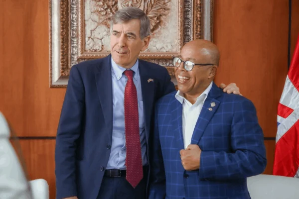 Alfredo Pacheco y David Rutley se comprometen a defender la democracia y fortalecer la diplomacia parlamentaria.