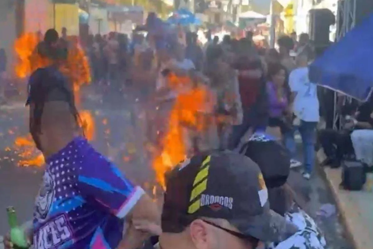Tragedia en Carnaval de Salcedo: Fallece adolescente afectado por quemaduras; 18 heridos aún en estado crítico