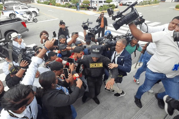 La Policía intensifica búsqueda de evidencias tras asalto al Banco Popular