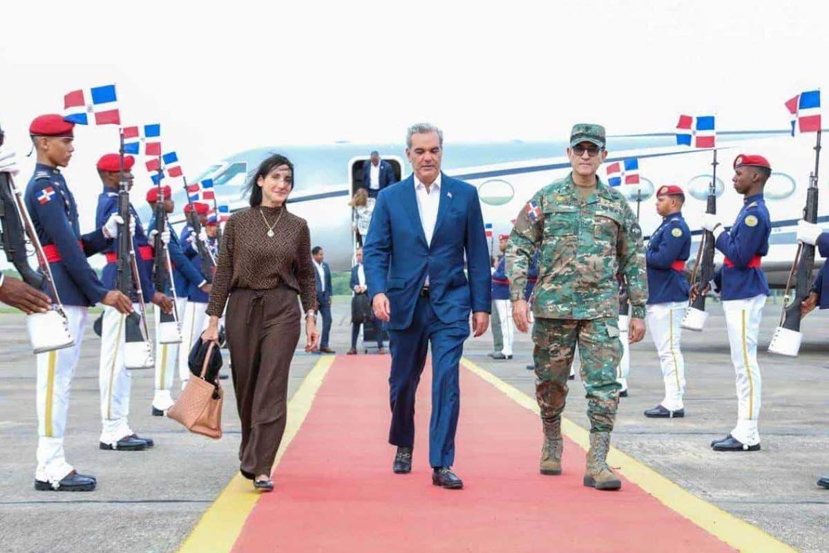 Presidente Luis Abinader regresa de su viaje a Europa